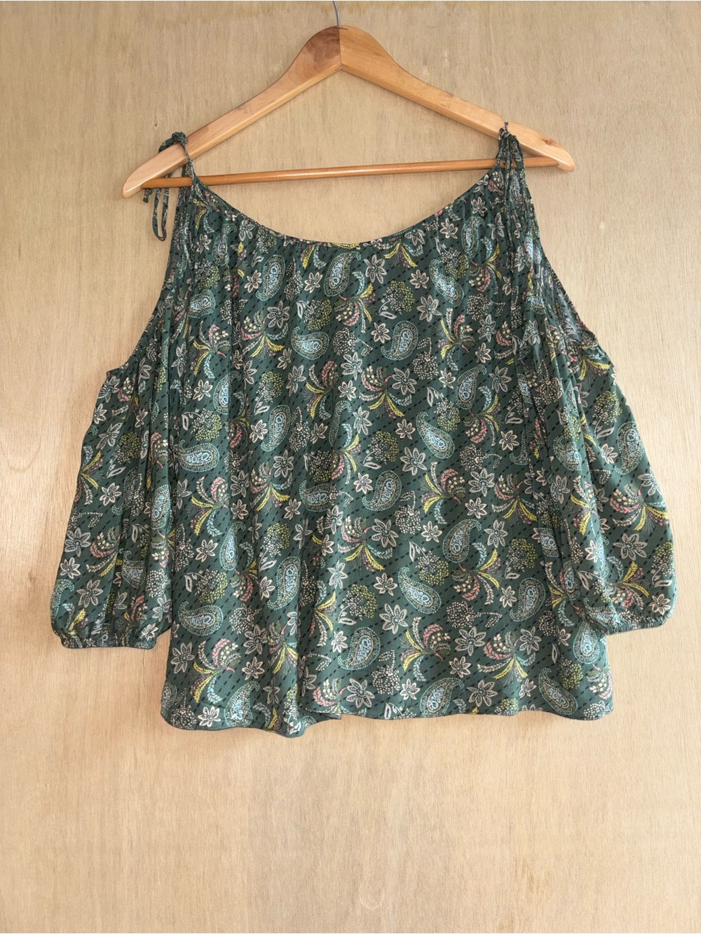 Victoria’s Secret Green Paisley Cold Shoulder Boho Blouse S